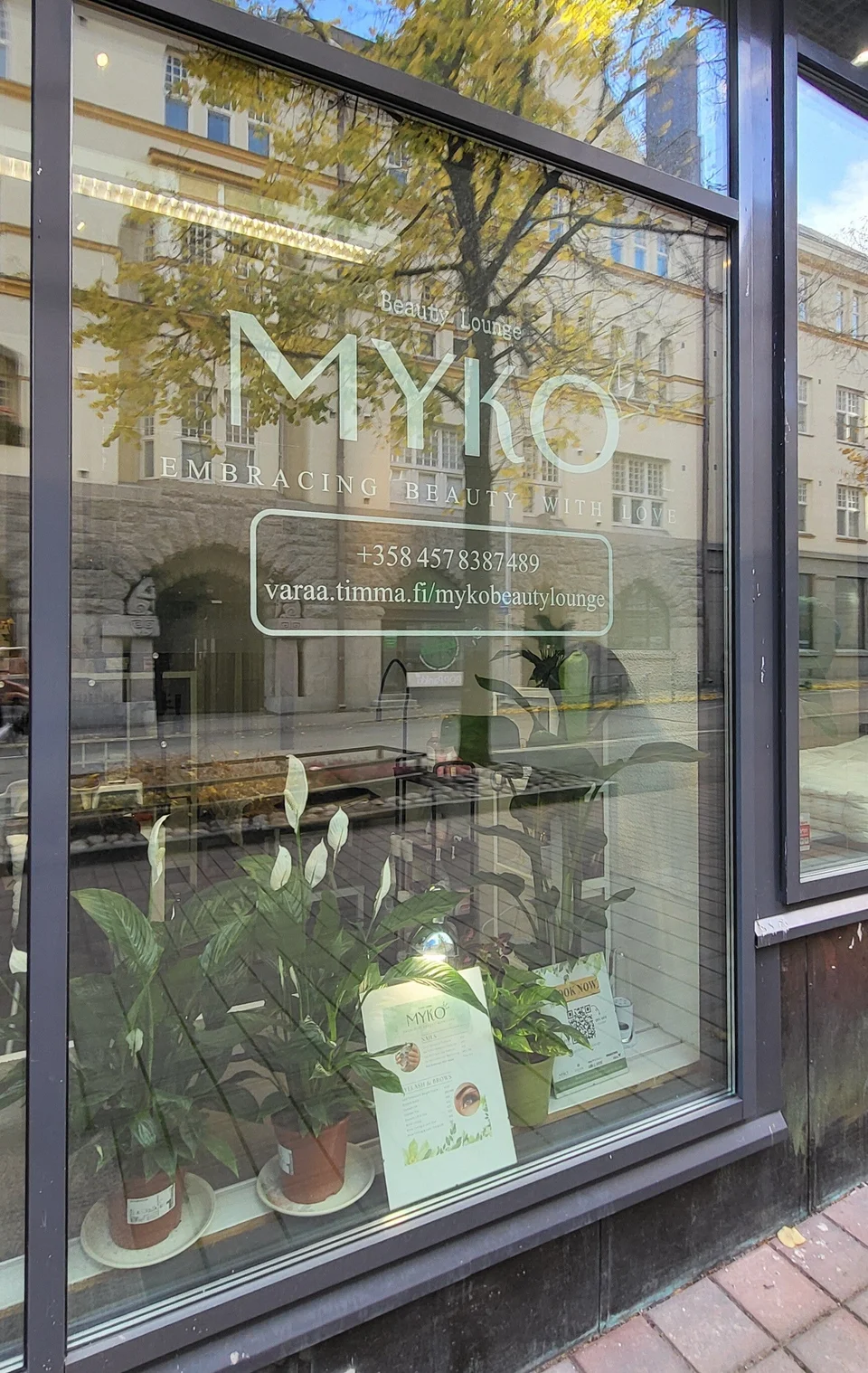 Salonin sisäänkäynti Näsilinnankadulla
